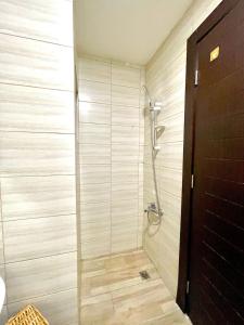 een douche met een glazen deur in een badkamer bij studio with balcony in Amman +16 foto's