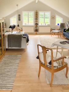 un salon avec un canapé et une chaise dans l'établissement Farmhouse In Bohuslän Near Sea And Nature, à Hamburgsund