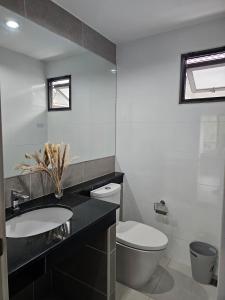 ein Badezimmer mit Toilette und Waschbecken in der Unterkunft Saint Sean Saraphi in Chiang Mai