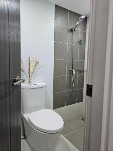 ein Badezimmer mit Toilette und Dusche in der Unterkunft Saint Sean Saraphi in Chiang Mai + 16 Fotos