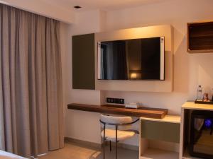 TV a/nebo společenská místnost v ubytování Coral Beach Hotel & Spa