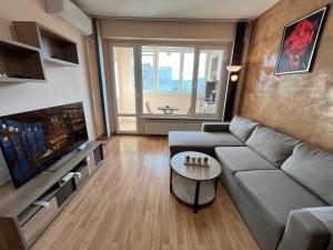 Χώρος καθιστικού στο Lima 2BDR cozy Apt near Business Park w Work Desk