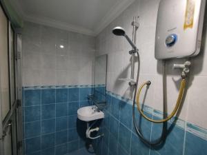 莎阿南KristaI Inn Hotel Shah Alam的带淋浴和盥洗盆的浴室