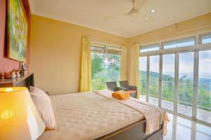 Un dormitorio con una cama y una ventana grande en Maria Secret Villa, en Lovina