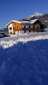 een gebouw met sneeuw op de grond ervoor bij Haus Hämmerle in Reutte