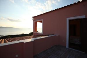 ein Haus mit einem Fenster und Meerblick in der Unterkunft Villa Artemis in Vathírrevma + 4 Fotos