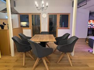 LangeneggFerienwohnung Vögel的配有木桌椅的餐厅