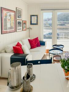 クングスハムンにあるNew Timber Holiday Home With Bay Viewsのリビングルーム(白いソファ、赤い枕付)