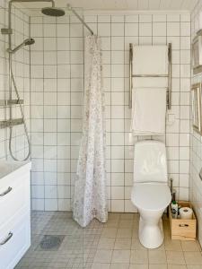 Koupelna v ubytování New Timber Holiday Home With Bay Views