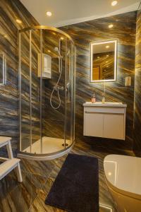 un baño con ducha y lavabo en Spacious Modern 3BR Oasis Villa with Private Pool, en Nadur