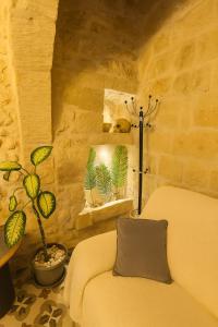 Un dormitorio con una cama y una planta en maceta. en Spacious Modern 3BR Oasis Villa with Private Pool, en Nadur 5 fotos más