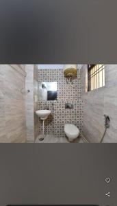 ein Badezimmer mit Waschbecken und Toilette in der Unterkunft Hotel me-casa inn in Jaipur