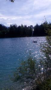 een boot in het midden van een groot meer bij Haus Hämmerle in Reutte