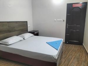 Postel nebo postele na pokoji v ubytování Guest Inn Rooms Edapally