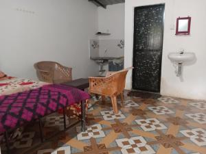 SawantwadiNeha Guest House的卧室配有床和盥洗盆