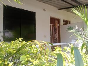 SawantwadiNeha Guest House的一栋房子，窗户是黑色的，旁边有一些植物。