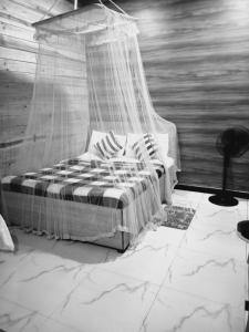 a bedroom with a bed with a mosquito net at Talblick Valley in Ella