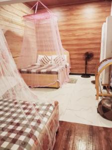 a bedroom with a bed with a mosquito net at Talblick Valley in Ella
