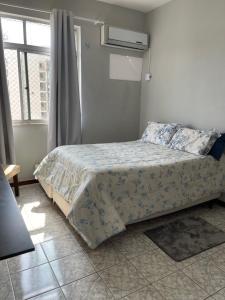 a bedroom with a bed and a window at Apartamento aconchegante in Belém