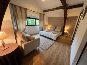 Ένα ή περισσότερα κρεβάτια σε δωμάτιο στο Le Gîte de Rabanéou