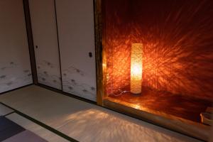 a light on a window in a room at 砂浜まで10秒 海と桟橋を一望できるHaraoka House in Minamiboso
