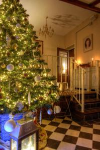 ein Weihnachtsbaum in einem Zimmer mit kariertem Boden in der Unterkunft La Ermita de los Llanos in Arenas de San Pedro