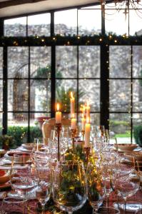 einen Tisch mit Weingläsern und Kerzen darauf in der Unterkunft La Ermita de los Llanos in Arenas de San Pedro