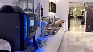 a store with a counter with a display of servers at Venice Hotel con Colonnine Elettriche in Grisignano di Zocco