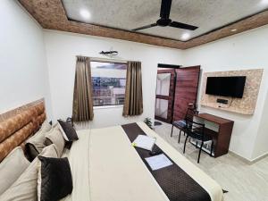 TV a/nebo společenská místnost v ubytování Govindam Royal Stay