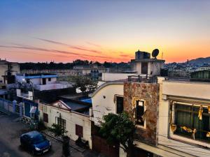 Východ nebo západ slunce při pohledu z hotelu nebo okolí