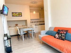 Μια τηλεόραση ή/και κέντρο ψυχαγωγίας στο Le petit Carnot WIFI centre-ville