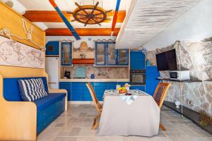 Η κουζίνα ή μικρή κουζίνα στο Il Trullo al Mare -Trullo by the sea- Pool & Beach