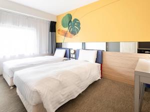 Postel nebo postele na pokoji v ubytování Comfort Inn Naha Tomari Port