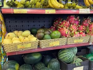 een uitstalling van fruit en groenten in manden in een winkel bij HY Local Budget Hotel - 5 mins walk to Hoi An Ancient Town in Hội An +42 foto's