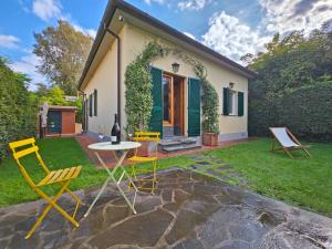 a table and chairs in front of a house at Villetta Tonfano in Marina di Pietrasanta