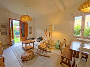 a living room with a table and chairs at Villetta Tonfano in Marina di Pietrasanta