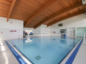 una gran piscina con techo de madera en Railway Retreat at Eamont Park, en Penrith