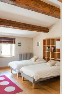 En eller flere senge i et værelse på Provençal Farmhouse With Shared Pool In The Drôme