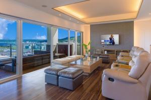 Μια τηλεόραση ή/και κέντρο ψυχαγωγίας στο Up to 16 people BBQ with ocean view! Spacious 11th floor private parking lot with Japanese-style room for 4 cars Ryukyu tower 11F