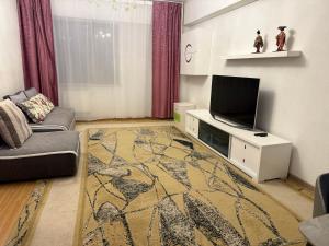 ein Wohnzimmer mit Sofa und Fernseher in der Unterkunft Enereltsogtsolbor in Ulaanbaatar