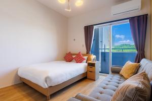 Ένα ή περισσότερα κρεβάτια σε δωμάτιο στο Up to 16 people BBQ with ocean view! Spacious 11th floor private parking lot with Japanese-style room for 4 cars Ryukyu tower 11F