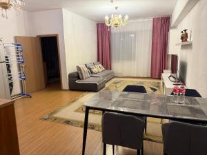 ein Wohnzimmer mit Tisch und Couch in der Unterkunft Enereltsogtsolbor in Ulaanbaatar