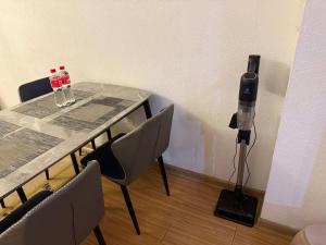 ein Raum mit einem Tisch, Stühlen und einem Lautsprecher in der Unterkunft Enereltsogtsolbor in Ulaanbaatar