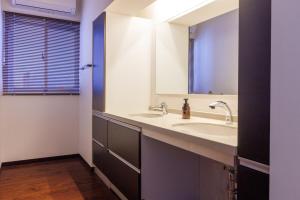 Φωτογραφία από το άλμπουμ του Up to 16 people BBQ with ocean view! Spacious 11th floor private parking lot with Japanese-style room for 4 cars Ryukyu tower 11F σε Yonabaru +57 φωτογραφίες