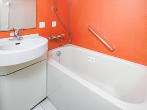 千葉市にあるコンフォートイン千葉浜野R16の洗面台と浴槽のあるバスルーム +28枚の写真