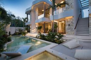 eine Außenansicht eines Hauses mit Swimmingpool in der Unterkunft Waves Bingin Luxury Apartments - Uluwatu by Yolla Hospitality in Bingin Beach