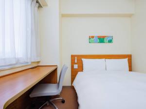 een slaapkamer met een bed, een bureau en een stoel bij Comfort Inn Fukushima Nishi Inter in Fukushima +24 foto's