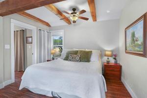 Ένα ή περισσότερα κρεβάτια σε δωμάτιο στο Cabins at Flite Acres - Mockingbird Cabin