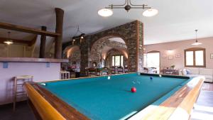 einen Billardtisch in der Mitte eines Wohnzimmers in der Unterkunft VILLA ARBEIO 8&6 Emma Villas in Cavizzano