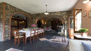ein Esszimmer mit Tisch und Stühlen in der Unterkunft VILLA ARBEIO 8&6 Emma Villas in Cavizzano
